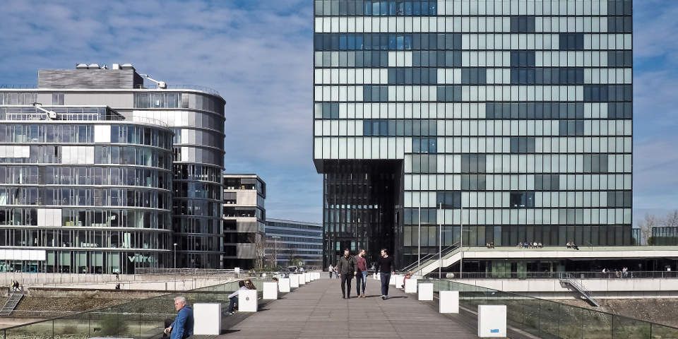 Czy opłaca się korzystać z firm oferujących przeprowadzki