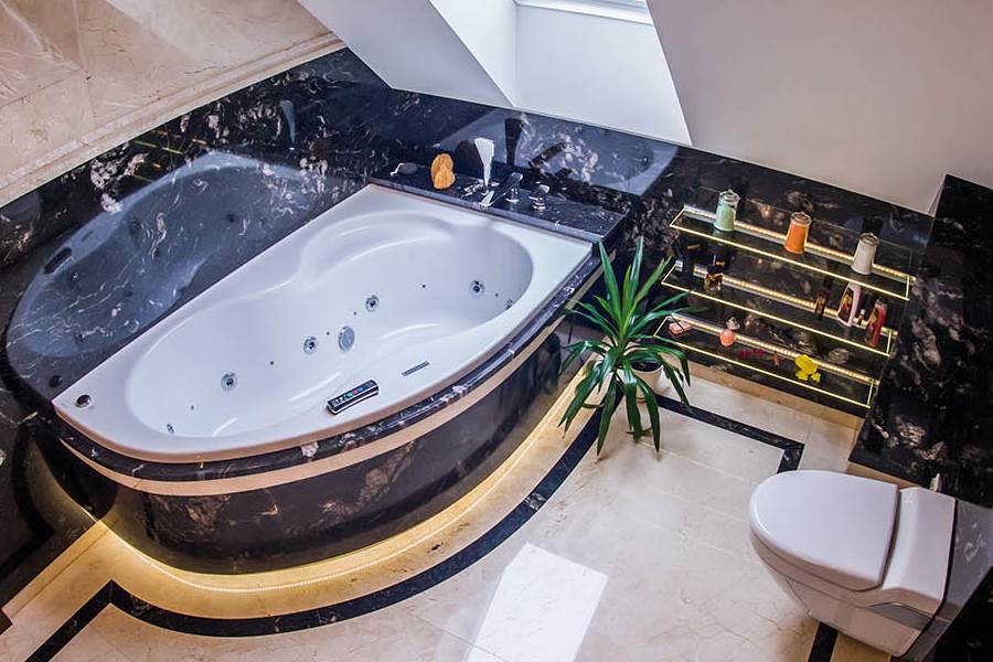 marmur w łazience i jego zalety